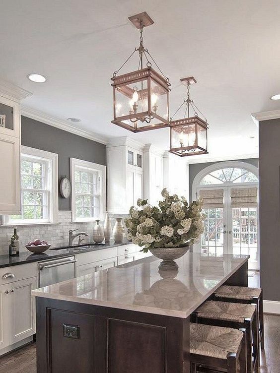 Bright and open. Love the lanterns. Layout is great. 